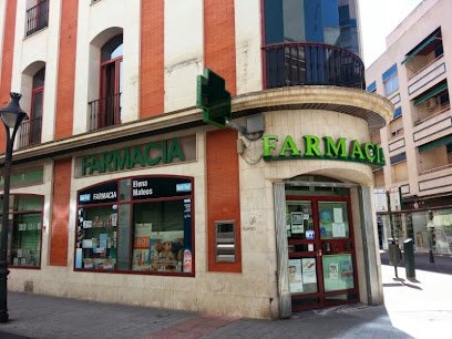 Farmacia Farmacia Araujo Molina tras el reloj en Ciudad Real